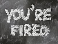 Tafell mit Kreideaufschrift: You're fired