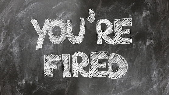 Tafell mit Kreideaufschrift: You're fired