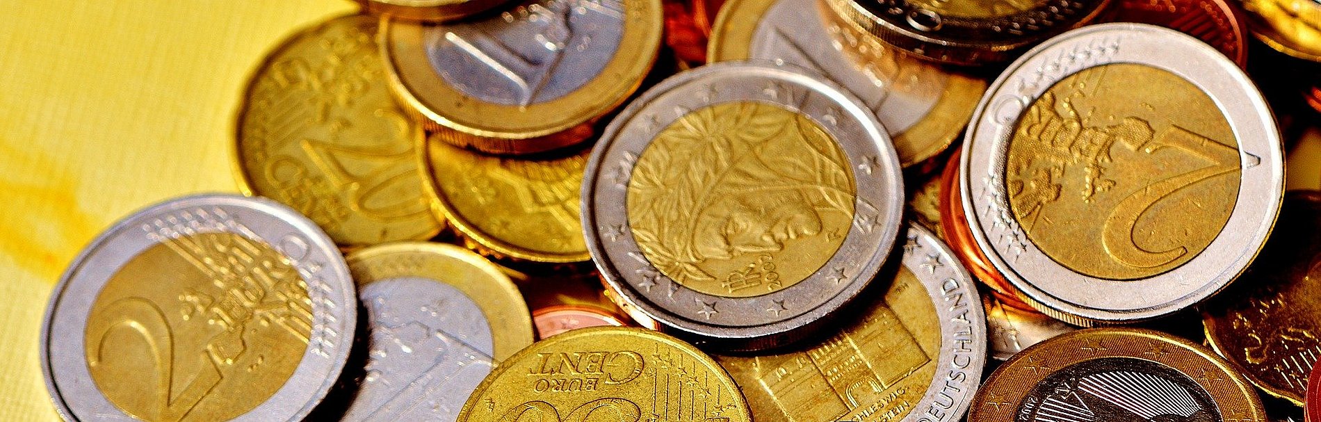 Euro Münzen unsortiert auf einem Haufen auf dem Tisch