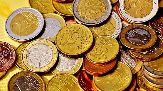 Euro Münzen unsortiert auf einem Haufen auf dem Tisch