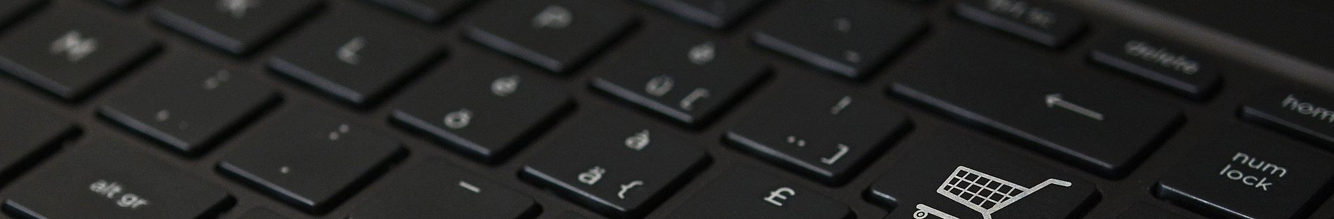 Computertastatur. Auf der Eingabetaste ist ein Einkaufswagen abgebildet.
