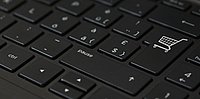Computertastatur. Auf der Eingabetaste ist ein Einkaufswagen abgebildet.