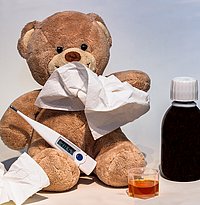 Kranker Teddybär mit Fieberthermometer Taschentüchern und Medizin