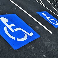 Foto eines Behindertenparkplatzes mit dem Rollstuhlsymbol