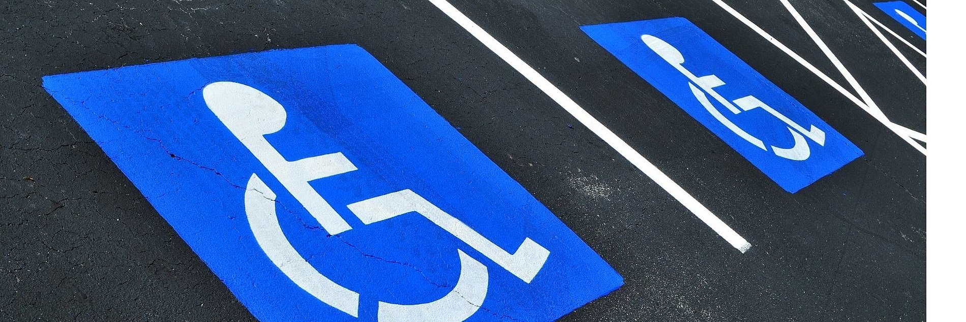 Foto eines Behindertenparkplatzes mit dem Rollstuhlsymbol