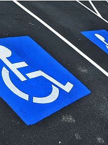 Foto eines Behindertenparkplatzes mit dem Rollstuhlsymbol